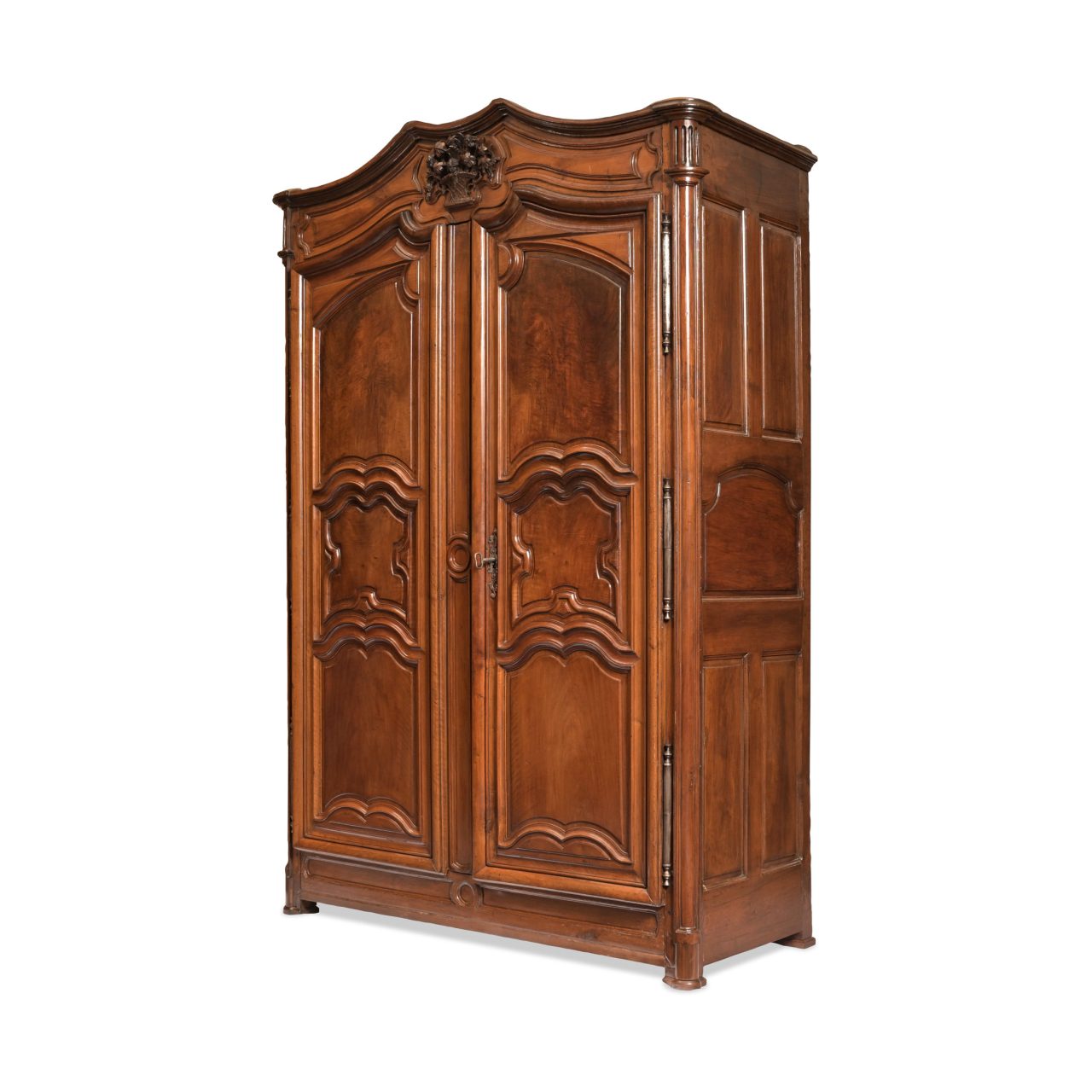 Dielenschrank Frankreich um 1680/1700 Nussbaum Original Schloss, Fitschen und Verriegelung zerlegbar mit Holzdübeln gewachste Oberfläche